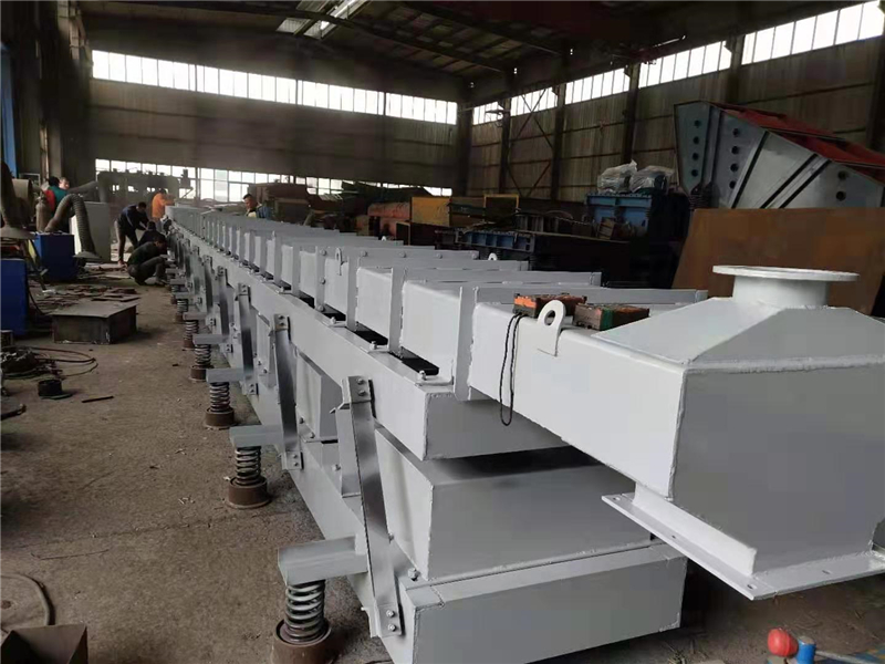 長(zhǎng)距離耐高溫振動(dòng)輸送機(jī)2