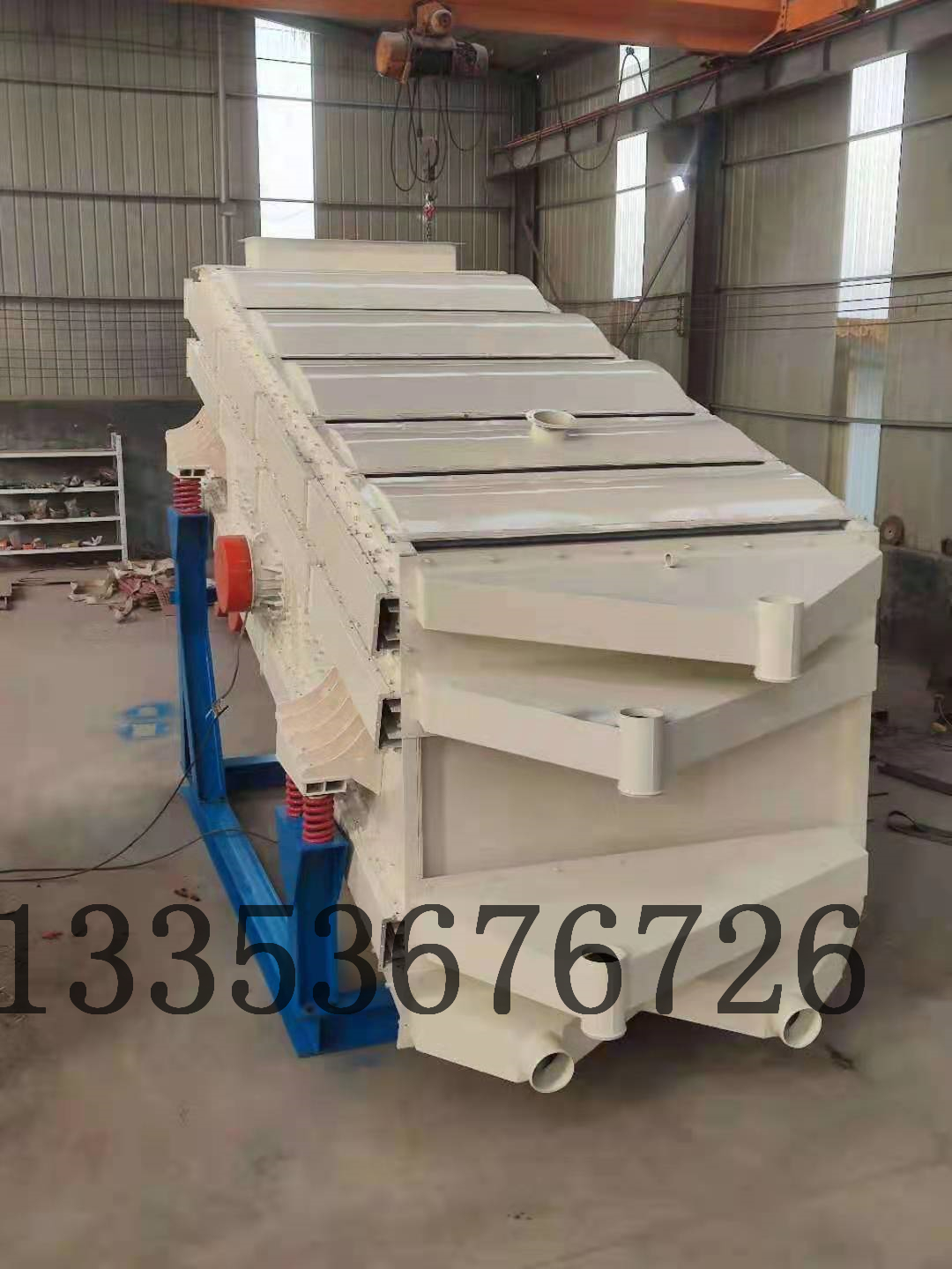 煤矸石是采煤過程和洗煤過程中產生的廢棄物,目前已經成為我國產生量和排放量的工業固體廢棄物之一。山西是資源能源大省,每年產出大量的煤矸石、粉煤灰、冶煉渣等大宗工業 大宗工業固體廢物綜合利用產業發展較困難我國提倡環保和廢舊資源再回收利用政策,就是針對礦山廢料的再利用,和建筑垃圾石料再回收利用都是今年行業的新興行業。在回收利用中少不了物料分級篩分的過程。隨著工業的發展工業機械的進步奧創機械生產的礦用弛張篩分機,是在礦用篩分上的新成就,針對黏性大的物料和篩分效率的難題研發生產的一款機械。 煤矸石弛張篩的應用煤矸石廠,入洗原煤易泥化。煤矸石水分含量較高,煤矸石粘度變大,篩分過程中經常出現篩板堵塞現象,迫使生產中斷,影響系統的連續運行。為了生產的系統連續、高效運行,減輕煤泥水處理系統壓力,該廠使用弛張篩,對煤矸石篩分設備進行技術革新。年初開始對煤矸石廠原煤篩分系統的博后篩更換為雙層弛張篩,以提高篩分效率,創造更大的經濟效益。在弛張篩的選型上,根據現場環境,篩選物料的要求,和處理量,進行選定機械。可咨詢奧創機械設備有限公司,為您量身定型。 煤矸石是采煤過程和洗煤過程中產生的廢棄物,目前已經成為我國產生量和排放量的工業固體廢棄物之一。山西是資源能源大省,每年產出大量的煤矸石、粉煤灰、冶煉渣等大宗工業 大宗工業固體廢物綜合利用產業發展較困難我國提倡環保和廢舊資源再回收利用政策,就是針對礦山廢料的再利用,和建筑垃圾石料再回收利用都是今年行業的新興行業。在回收利用中少不了物料分級篩分的過程。隨著工業的發展工業機械的進步奧創機械生產的礦用弛張篩分機,是在礦用篩分上的新成就,針對黏性大的物料和篩分效率的難題研發生產的一款機械。 煤矸石弛張篩的應用煤矸石廠,入洗原煤易泥化。煤矸石水分含量較高,煤矸石粘度變大,篩分過程中經常出現篩板堵塞現象,迫使生產中斷,影響系統的連續運行。為了生產的系統連續、高效運行,減輕煤泥水處理系統壓力,該廠使用弛張篩,對煤矸石篩分設備進行技術革新。年初開始對煤矸石廠原煤篩分系統的博后篩更換為雙層弛張篩,以提高篩分效率,創造更大的經濟效益。在弛張篩的選型上,根據現場環境,篩選物料的要求,和處理量,進行選定機械。可咨詢奧創機械設備有限公司,為您量身定型。