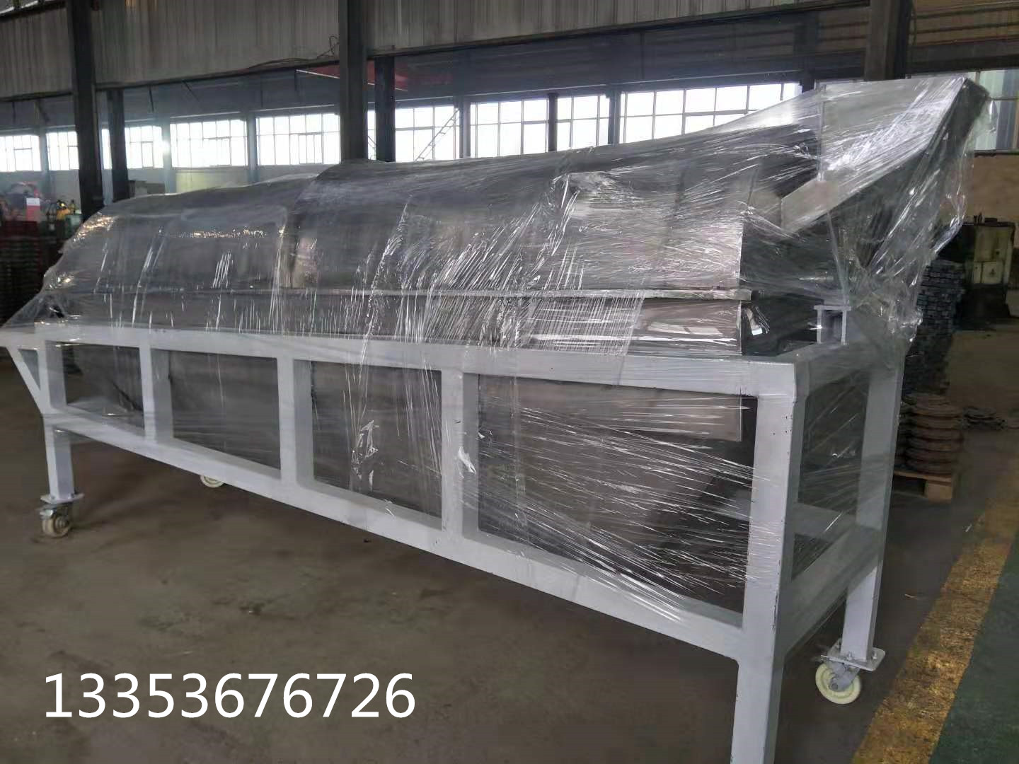 滾筒篩概述 滾筒篩是根據物料的顆粒大小進行分級處理的一種篩分設備，又被稱為滾筒篩分機，因工藝布置簡單，被廣泛應用于礦山、建材、交通、能源、化工等行業的產品分級。常用在中、細粒物料的分級篩分。